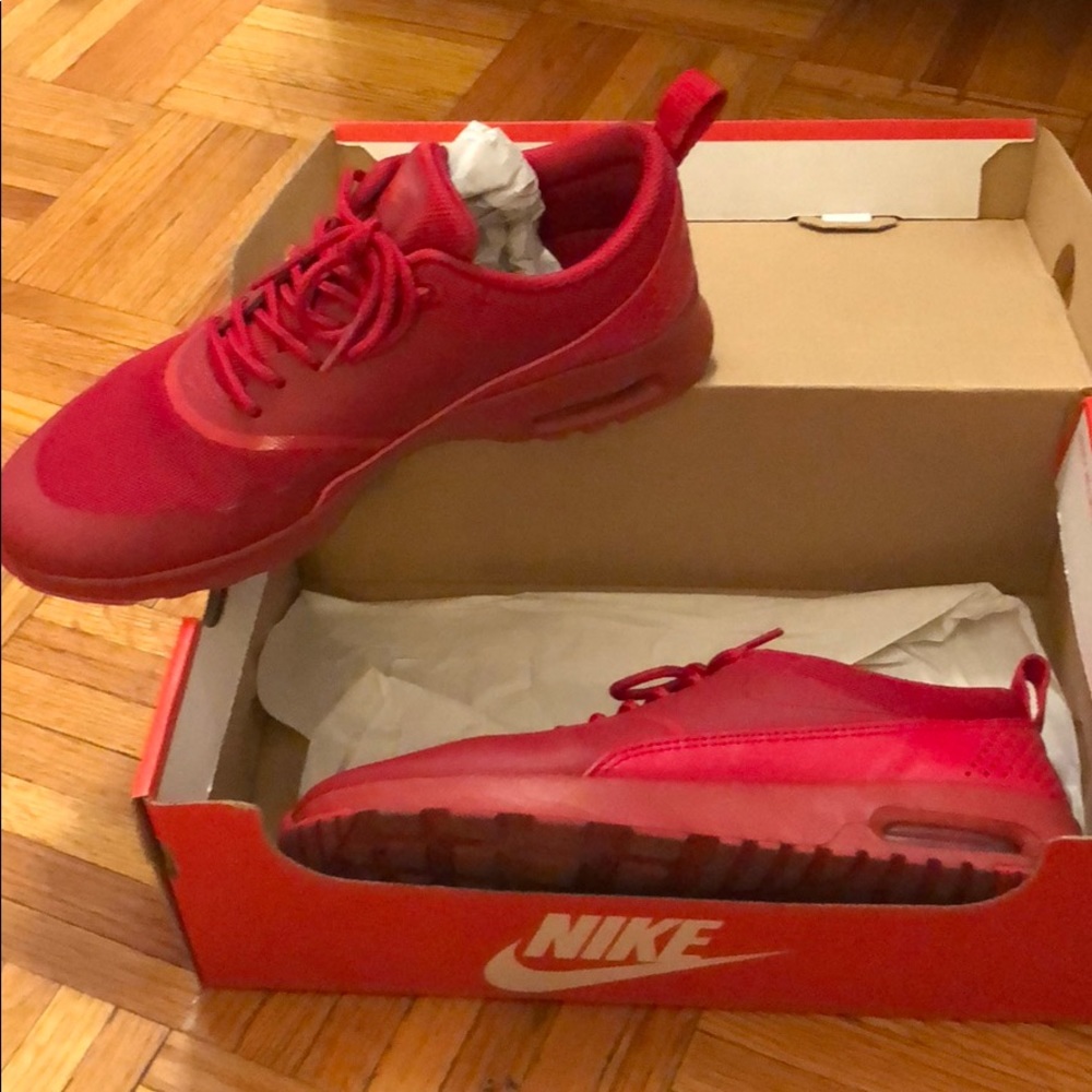 Nike Thea